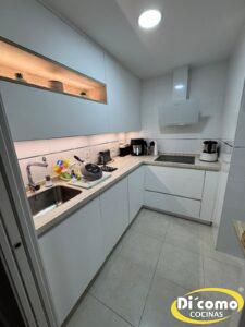 Una-nueva-cocina-en-tonos-blancos-con-detalles-en-madera-3-225x300 Cocina blanca con detalles en madera: diseño moderno y funcional de Di’Como Cocinas