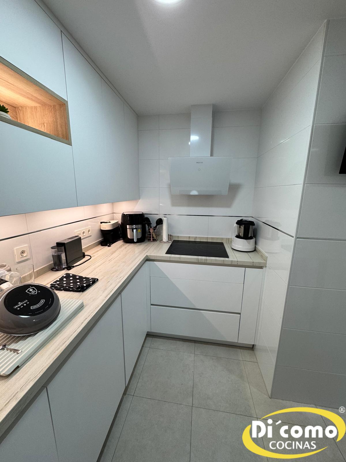 Cocina blanca con detalles en madera: diseño moderno y funcional de Di’Como Cocinas