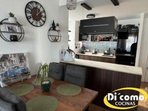 WhatsApp-Image-2026-03-31-at-10.51.20-300x225 Cocina integrada con el salón en tonos negros: diseño, calidad y funcionalidad de Di’Como Cocinas