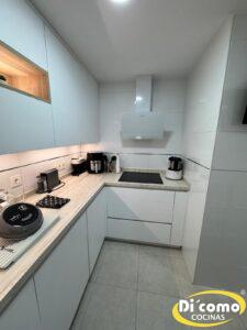 cocinadiseno1-225x300 Di’Como Cocinas presenta una nueva cocina con tonos blancos: diseño, funcionalidad y elegancia en Sevilla
