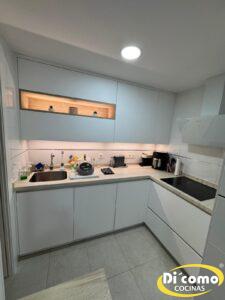 cocinadiseno2-225x300 Di’Como Cocinas presenta una nueva cocina con tonos blancos: diseño, funcionalidad y elegancia en Sevilla