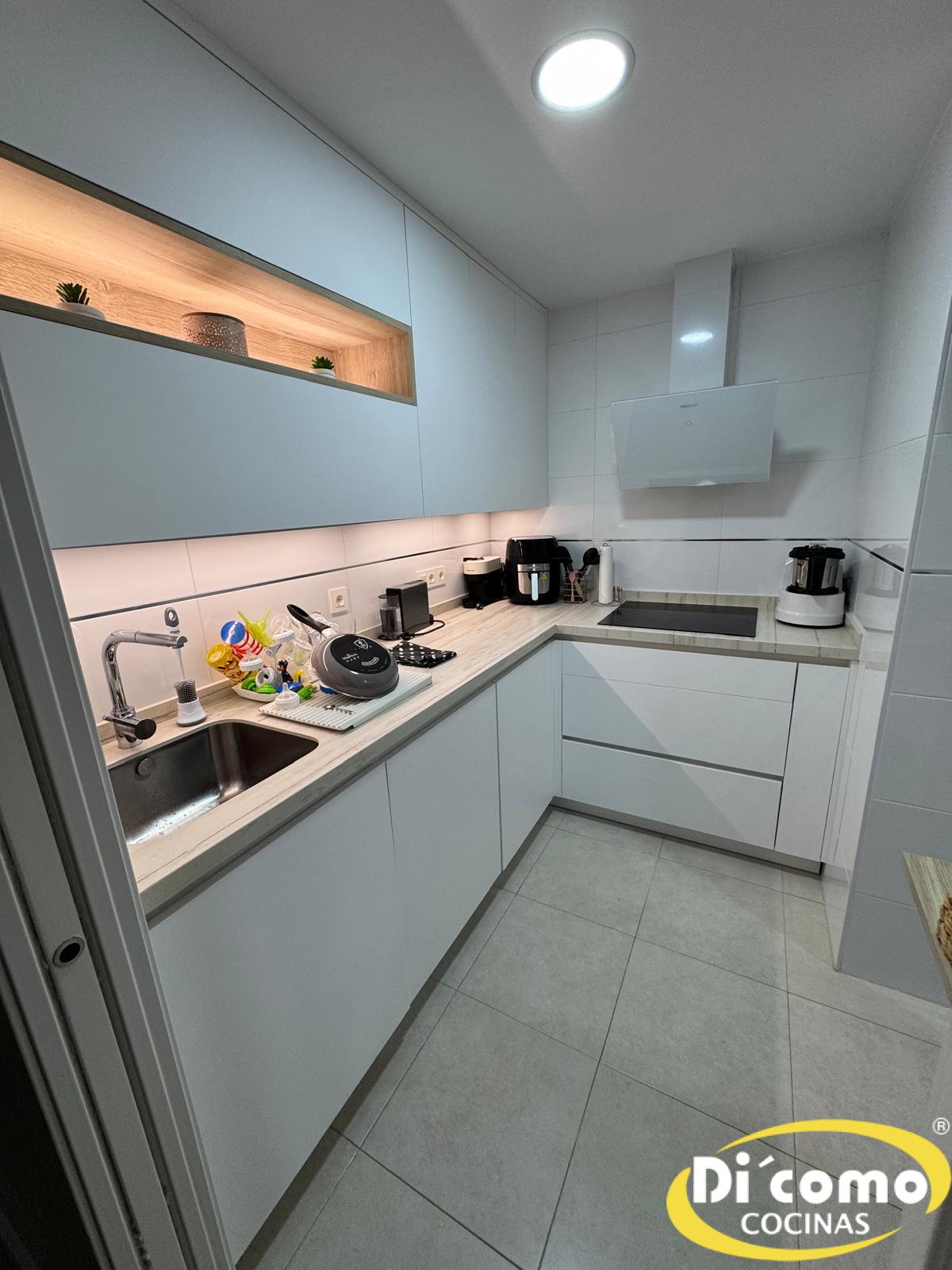 Di’Como Cocinas presenta una nueva cocina con tonos blancos: diseño, funcionalidad y elegancia en Sevilla